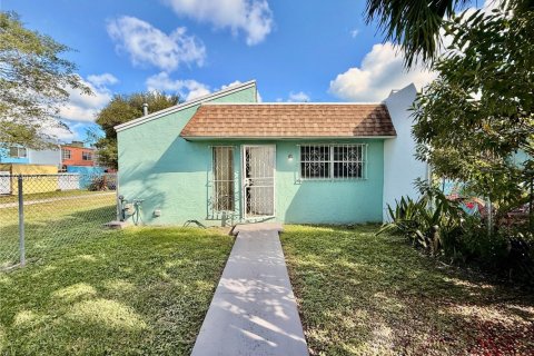 Снять в аренду таунхаус в Майами, Флорида 2 спальни, 85.93м2, № 1998001 - фото 24