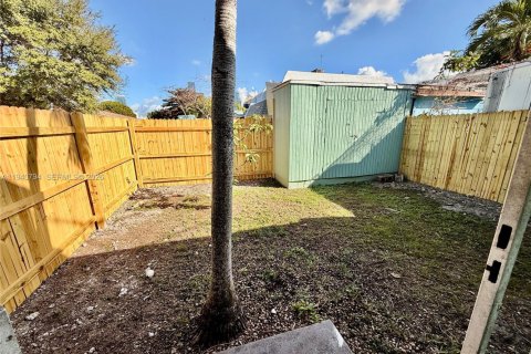 Снять в аренду таунхаус в Майами, Флорида 2 спальни, 85.93м2, № 1998001 - фото 15