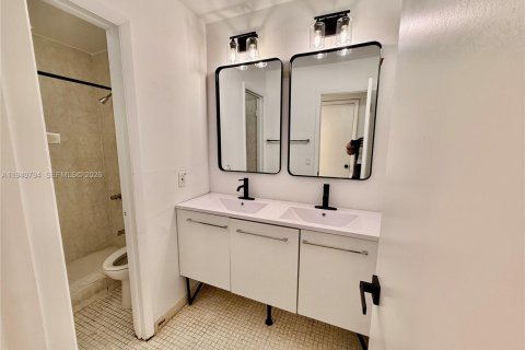 Снять в аренду таунхаус в Майами, Флорида 2 спальни, 85.93м2, № 1998001 - фото 10