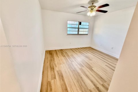 Снять в аренду таунхаус в Майами, Флорида 2 спальни, 85.93м2, № 1998001 - фото 12