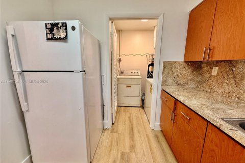 Снять в аренду таунхаус в Майами, Флорида 2 спальни, 85.93м2, № 1998001 - фото 9