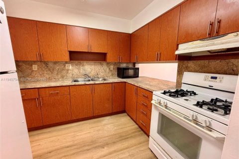 Снять в аренду таунхаус в Майами, Флорида 2 спальни, 85.93м2, № 1998001 - фото 8