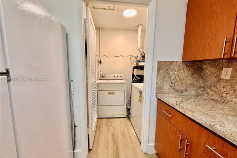 Снять в аренду таунхаус в Майами, Флорида 2 спальни, 85.93м2, № 1998001 - фото 22