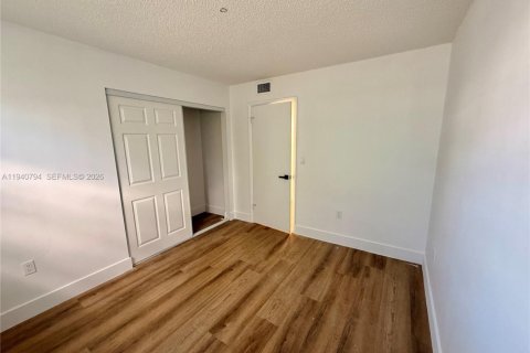 Снять в аренду таунхаус в Майами, Флорида 2 спальни, 85.93м2, № 1998001 - фото 26