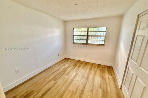 Снять в аренду таунхаус в Майами, Флорида 2 спальни, 85.93м2, № 1998001 - фото 14