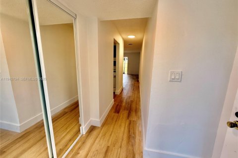 Снять в аренду таунхаус в Майами, Флорида 2 спальни, 85.93м2, № 1998001 - фото 5