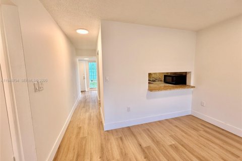 Снять в аренду таунхаус в Майами, Флорида 2 спальни, 85.93м2, № 1998001 - фото 7