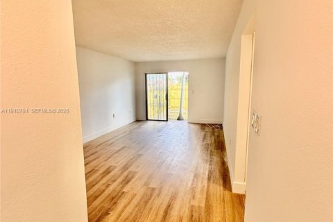 Снять в аренду таунхаус в Майами, Флорида 2 спальни, 85.93м2, № 1998001 - фото 23