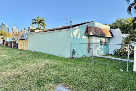 Снять в аренду таунхаус в Майами, Флорида 2 спальни, 85.93м2, № 1998001 - фото 3