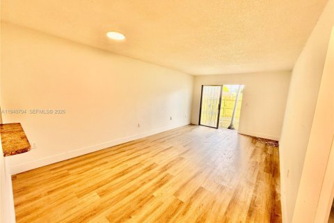 Снять в аренду таунхаус в Майами, Флорида 2 спальни, 85.93м2, № 1998001 - фото 27