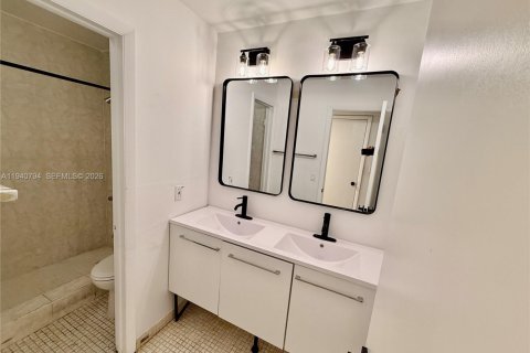 Снять в аренду таунхаус в Майами, Флорида 2 спальни, 85.93м2, № 1998001 - фото 21