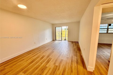 Снять в аренду таунхаус в Майами, Флорида 2 спальни, 85.93м2, № 1998001 - фото 6