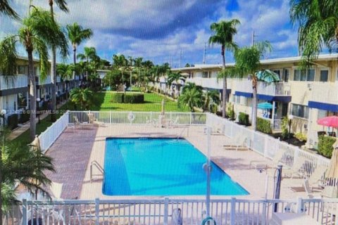 Condo in Dania Beach, Florida, 1 bedroom  № 1790753 - photo 1