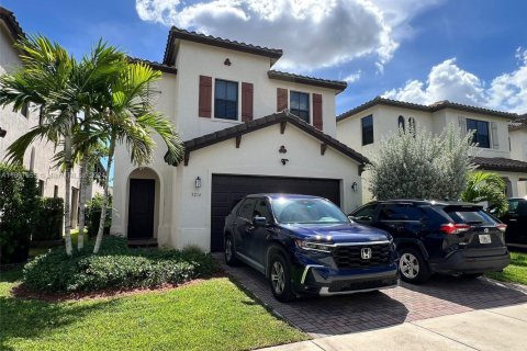 House in Hialeah, Florida 3 bedrooms, 188.13 sq.m. № 1702584 - photo 3