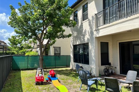 House in Hialeah, Florida 3 bedrooms, 188.13 sq.m. № 1702584 - photo 5
