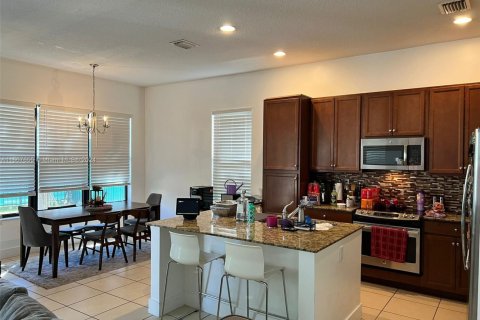 House in Hialeah, Florida 3 bedrooms, 188.13 sq.m. № 1702584 - photo 7