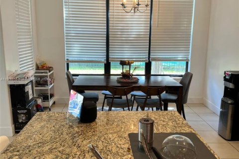 House in Hialeah, Florida 3 bedrooms, 188.13 sq.m. № 1702584 - photo 6