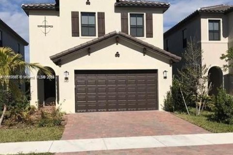House in Hialeah, Florida 3 bedrooms, 188.13 sq.m. № 1702584 - photo 1