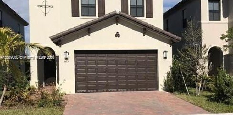 House in Hialeah, Florida 3 bedrooms, 188.13 sq.m. № 1702584