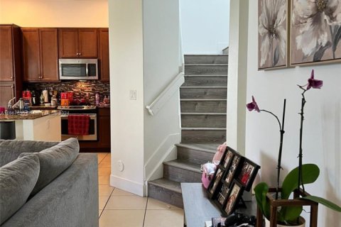House in Hialeah, Florida 3 bedrooms, 188.13 sq.m. № 1702584 - photo 9