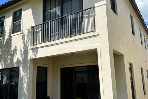 House in Hialeah, Florida 3 bedrooms, 188.13 sq.m. № 1702584 - photo 4
