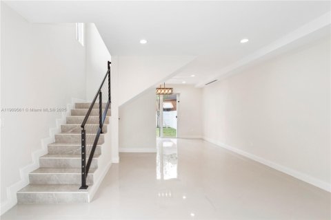 Villa ou maison à louer à Miami, Floride: 3 chambres, 120.77 m2 № 1966341 - photo 3