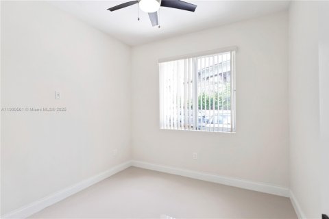 Villa ou maison à louer à Miami, Floride: 3 chambres, 120.77 m2 № 1966341 - photo 11