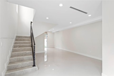 Villa ou maison à louer à Miami, Floride: 3 chambres, 120.77 m2 № 1966341 - photo 2