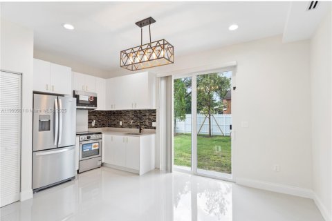 Villa ou maison à louer à Miami, Floride: 3 chambres, 120.77 m2 № 1966341 - photo 5