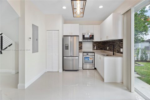 Villa ou maison à louer à Miami, Floride: 3 chambres, 120.77 m2 № 1966341 - photo 4