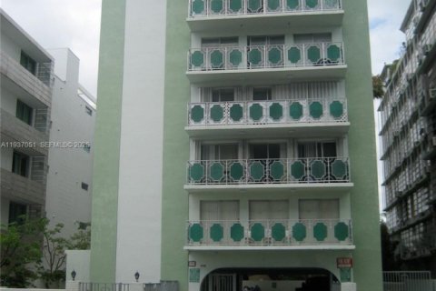 Condo in Miami Beach, Florida, 1 bedroom  № 1994902 - photo 1