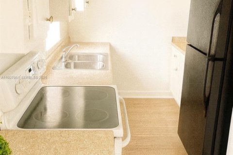 Condo in Miami Beach, Florida, 1 bedroom  № 1994902 - photo 13
