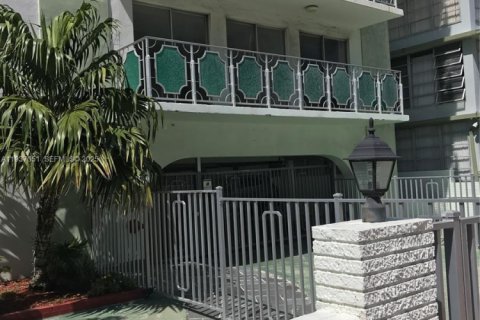 Condo in Miami Beach, Florida, 1 bedroom  № 1994902 - photo 4