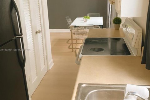 Condo in Miami Beach, Florida, 1 bedroom  № 1994902 - photo 11
