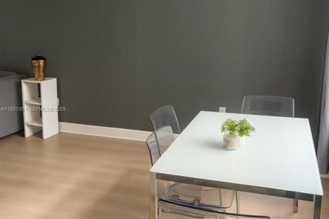 Condo in Miami Beach, Florida, 1 bedroom  № 1994902 - photo 17