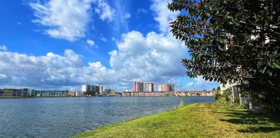 Кондоминиум с 2 спальнями в Майами, Флорида № 1998616