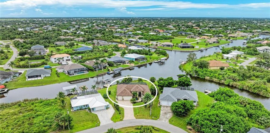 Casa en Port Charlotte, Florida 3 dormitorios, 195.47 m2 № 1910325