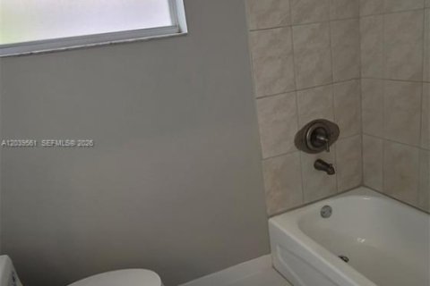 Villa ou maison à louer à Miami, Floride: 3 chambres, 123.75 m2 № 2089443 - photo 17