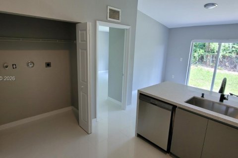 Villa ou maison à louer à Miami, Floride: 3 chambres, 123.75 m2 № 2089443 - photo 11