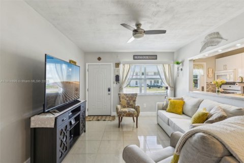 Condominio en venta en Miami Gardens, Florida, 1 dormitorio, 66.43 m2 № 1766364 - foto 2