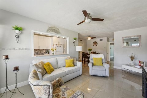 Condominio en venta en Miami Gardens, Florida, 1 dormitorio, 66.43 m2 № 1766364 - foto 1