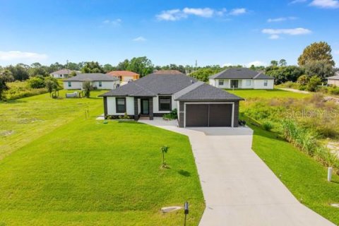 House in Lehigh Acres, Florida 3 bedrooms, 124.86 sq.m. № 2410122