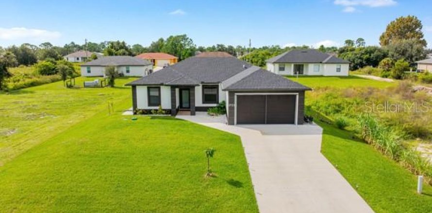 House in Lehigh Acres, Florida 3 bedrooms, 124.86 sq.m. № 2410122