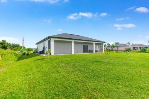 House in Lehigh Acres, Florida 3 bedrooms, 124.86 sq.m. № 2410122 - photo 20
