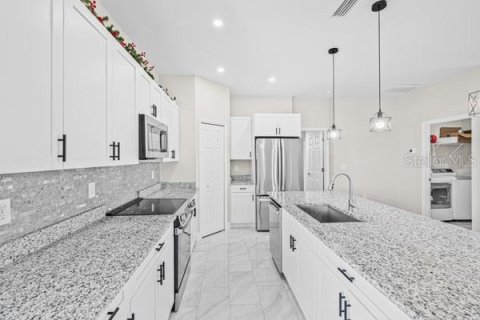 House in Lehigh Acres, Florida 3 bedrooms, 124.86 sq.m. № 2410122 - photo 7