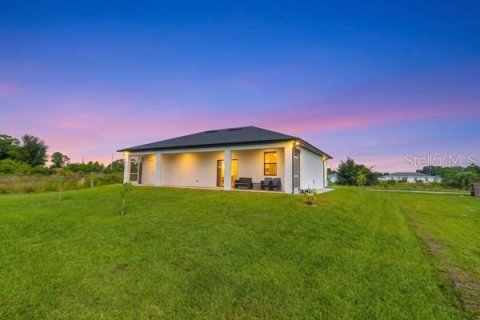 House in Lehigh Acres, Florida 3 bedrooms, 124.86 sq.m. № 2410122 - photo 21