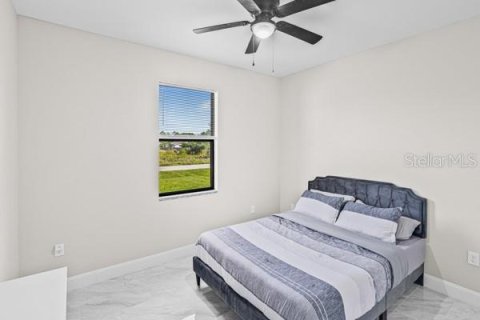House in Lehigh Acres, Florida 3 bedrooms, 124.86 sq.m. № 2410122 - photo 13