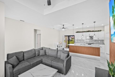 House in Lehigh Acres, Florida 3 bedrooms, 124.86 sq.m. № 2410122 - photo 5