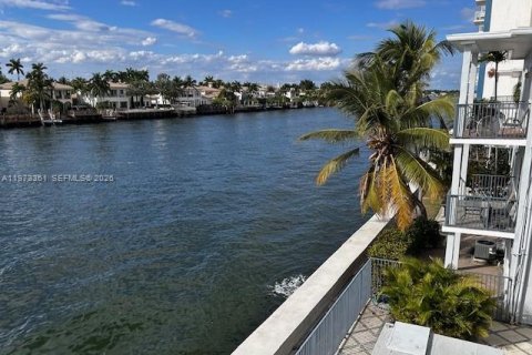 Copropriété à vendre à Hollywood, Floride: 2 chambres, 99.87 m2 № 2033964 - photo 25