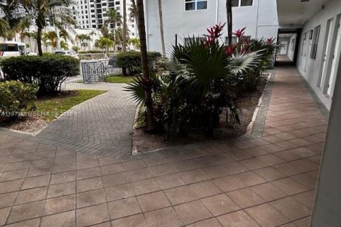 Copropriété à vendre à Hollywood, Floride: 2 chambres, 99.87 m2 № 2033964 - photo 13